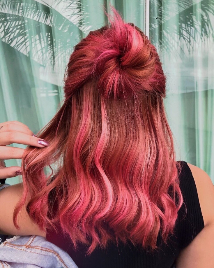 Couleur de cheveux brun-rose