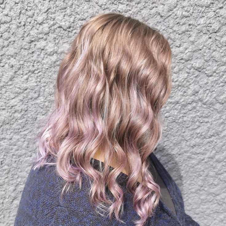 Couleur de cheveux gris-rose
