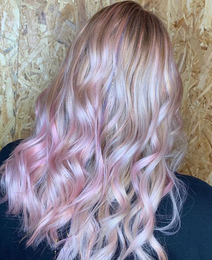 Couleur des cheveux blond rose