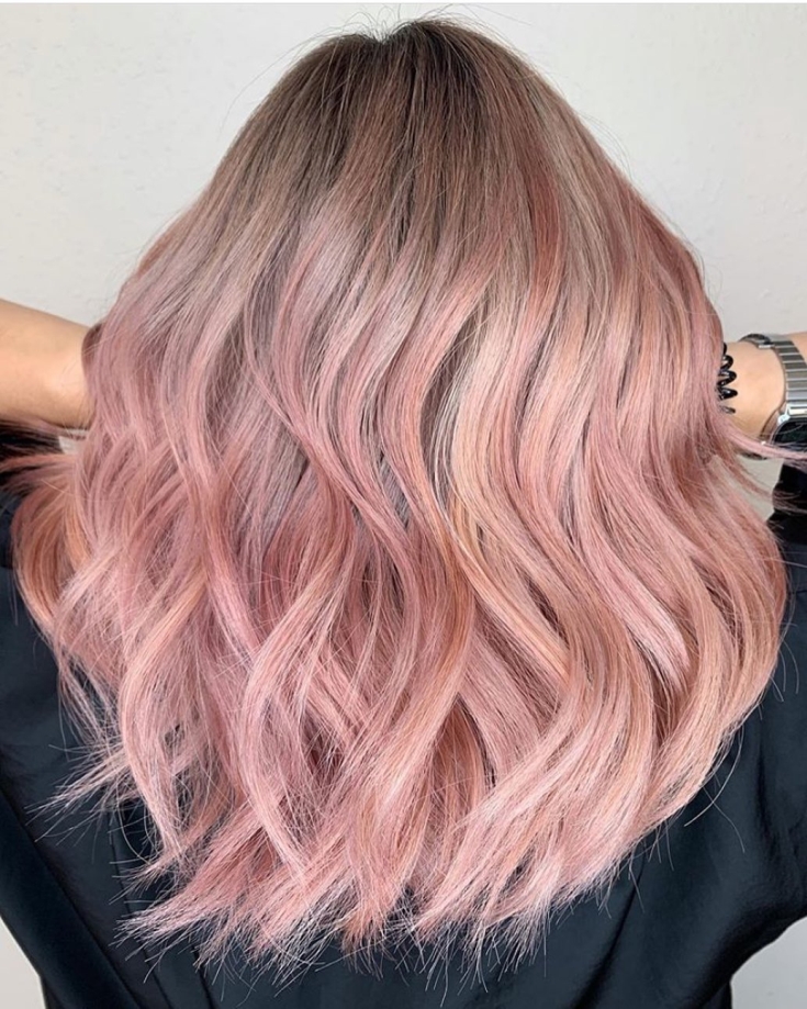 Couleur de cheveux gris-rose