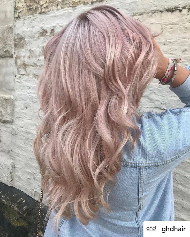 Couleur de cheveux rose cendré