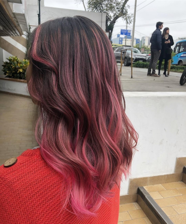 Couleur de cheveux brun-rose