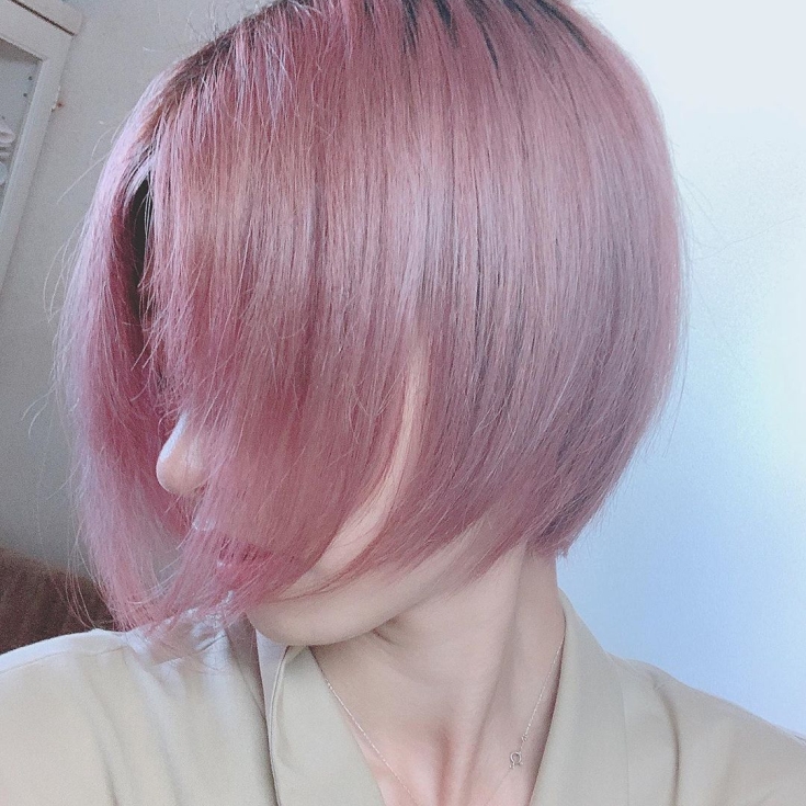Couleur de cheveux rose perle