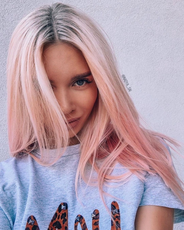 Couleur des cheveux blond rose
