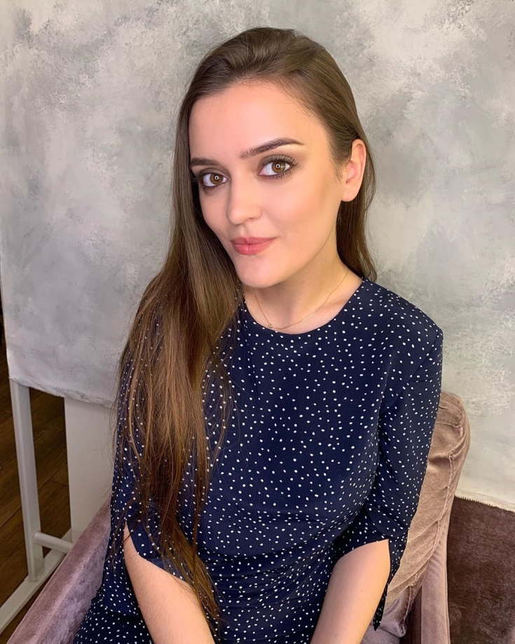 Couleur des cheveux peau pâle yeux marron