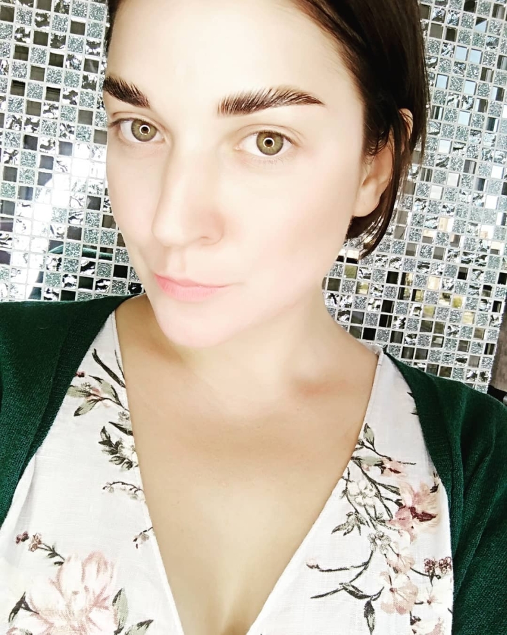 Couleur des cheveux peau pâle yeux marron