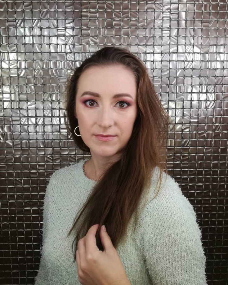 Couleur des cheveux peau pâle yeux marron