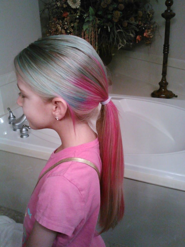 (+135 photo) Teindre les cheveux de l'enfant en rose