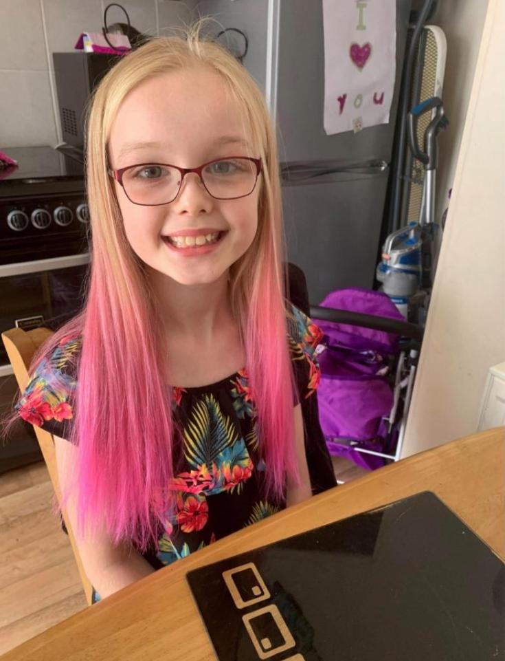 (+135 photo) Teindre les cheveux de l'enfant en rose