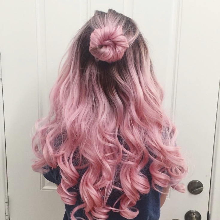 (+135 photo) Teindre les cheveux de l'enfant en rose