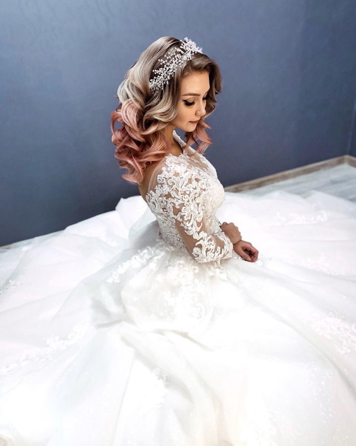 Coiffures de mariage chics pour cheveux longs et épais