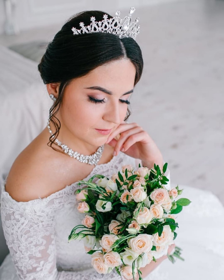 Coiffures de mariage chics pour cheveux longs et épais