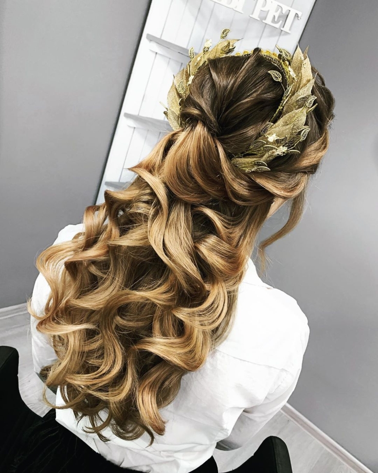 Coiffures de mariage chics pour cheveux longs et épais