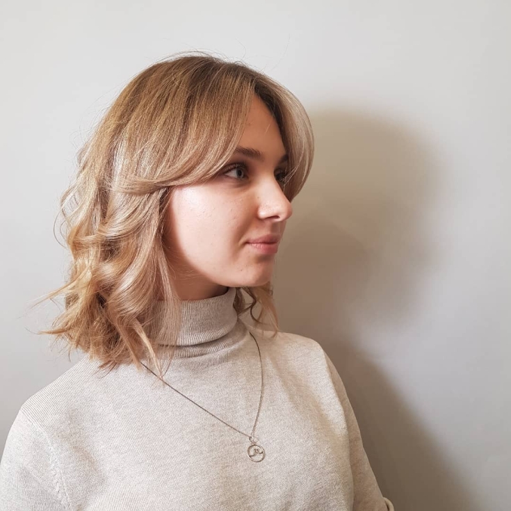 Coupe de cheveux pour cheveux mi-longs tendances de la mode d'automne
