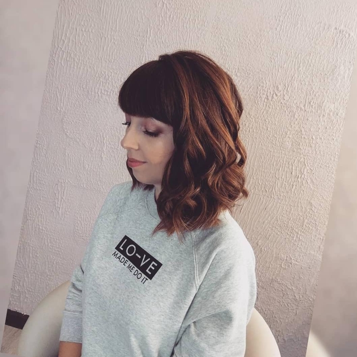 Coupe de cheveux pour cheveux mi-longs tendances de la mode d'automne