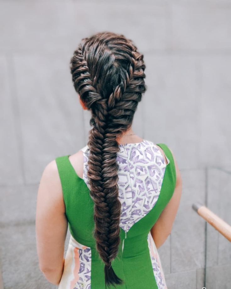 Coiffures de mariage chics pour cheveux longs et épais