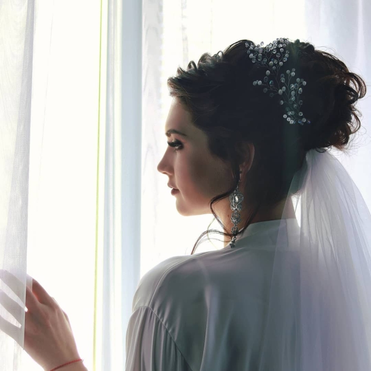 Coiffures de mariage chics pour cheveux longs et épais