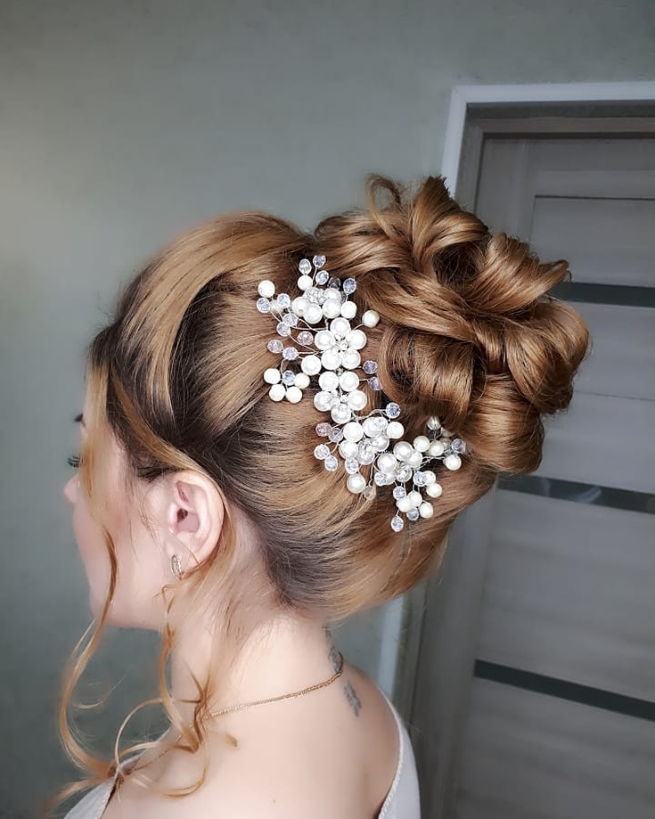 Coiffures de mariage chics pour cheveux longs et épais
