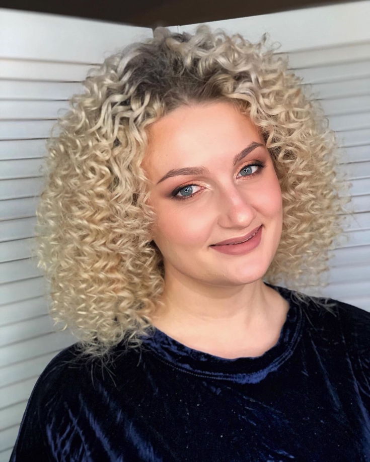 Coupe de cheveux pour cheveux mi-longs tendances de la mode d'automne