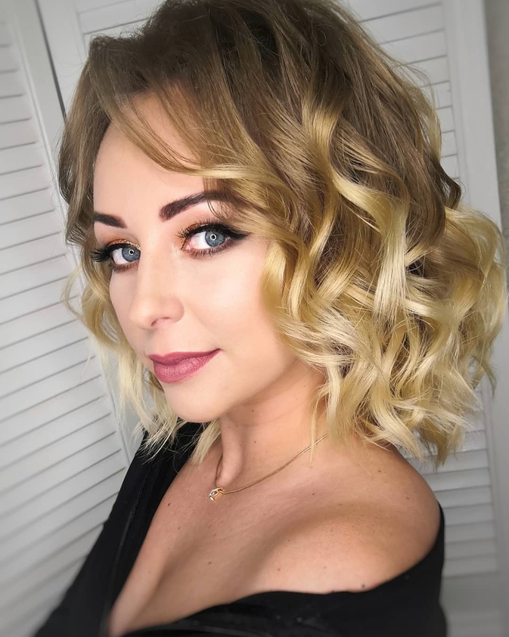 Coupe de cheveux pour cheveux mi-longs tendances de la mode d'automne