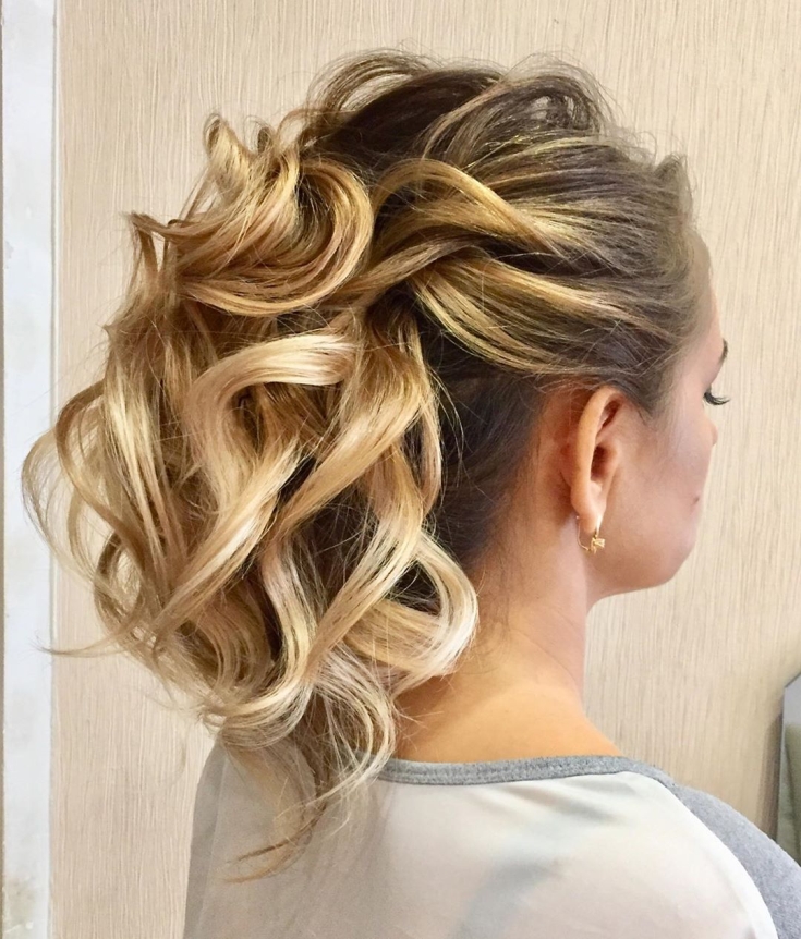 Coiffures de mariage chics pour cheveux longs et épais