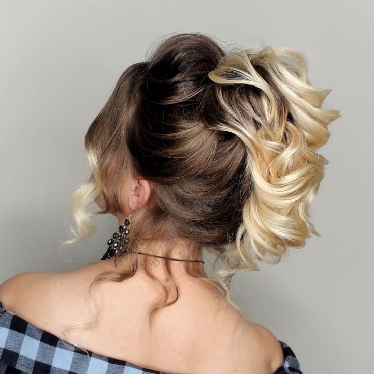 Coiffures de mariage chics pour cheveux longs et épais