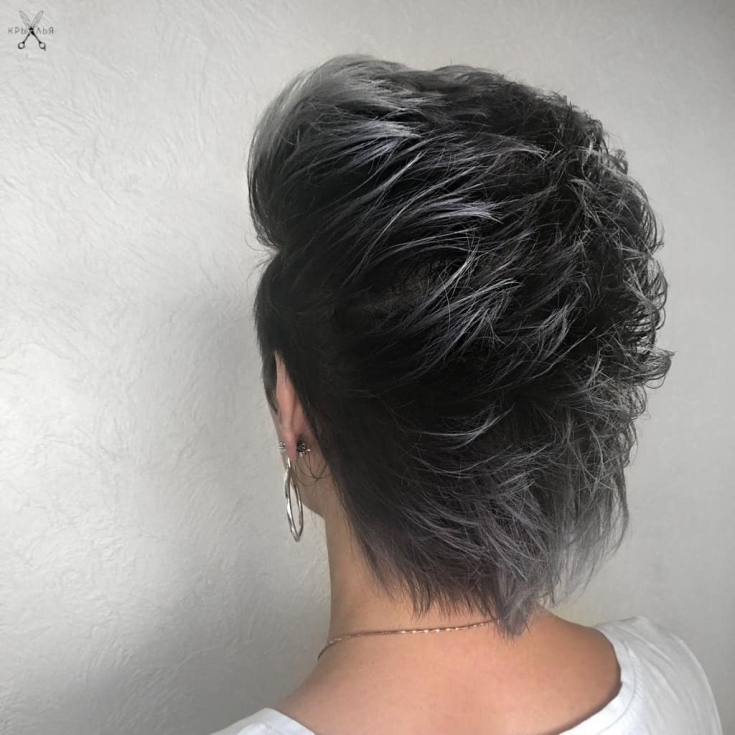 Coupe de cheveux pour cheveux mi-longs tendances de la mode d'automne