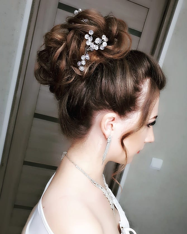 Coiffures de mariage chics pour cheveux longs et épais