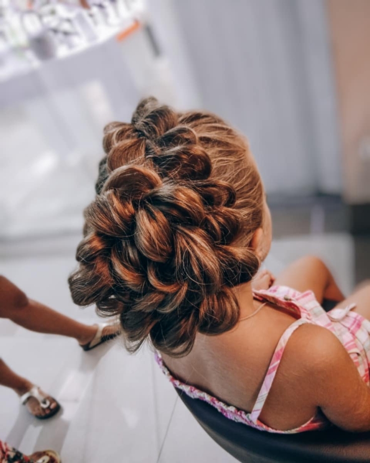 Coiffures de mariage chics pour cheveux longs et épais