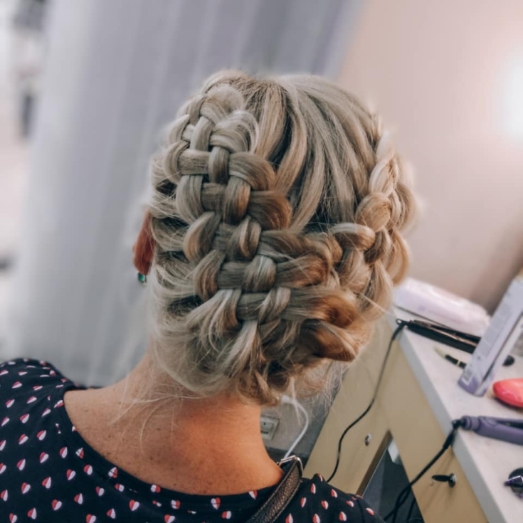 Coiffures de mariage chics pour cheveux longs et épais