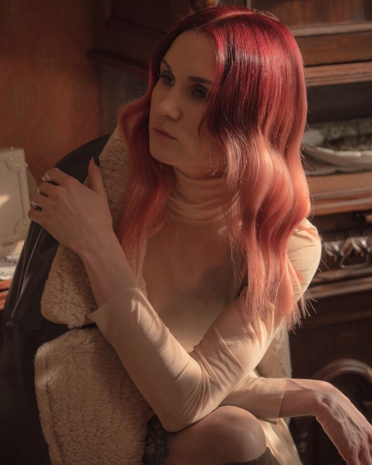 Coupe de cheveux pour cheveux mi-longs tendances de la mode d'automne