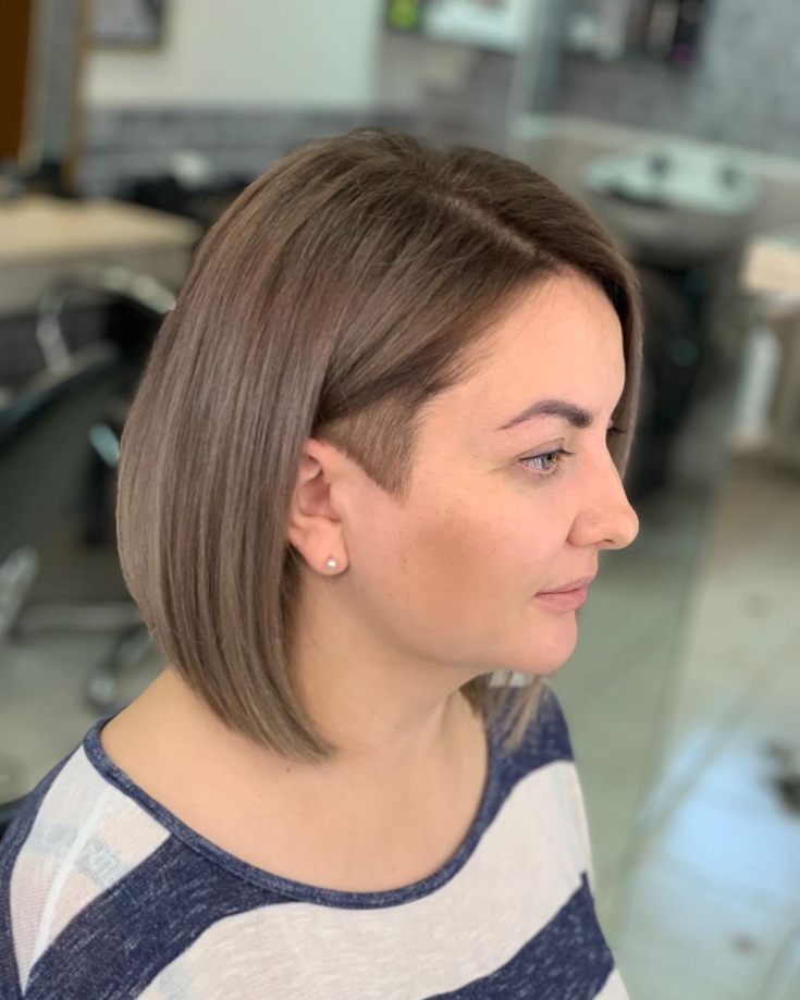 Coupe de cheveux pour cheveux mi-longs tendances de la mode d'automne