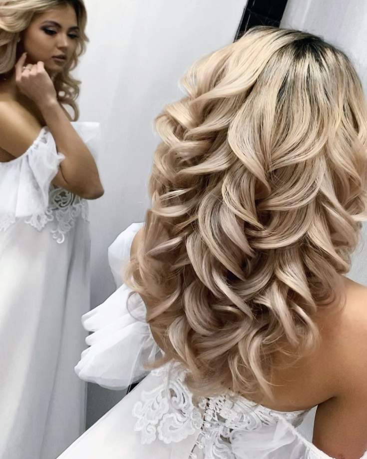 Coiffures de mariage chics pour cheveux longs et épais