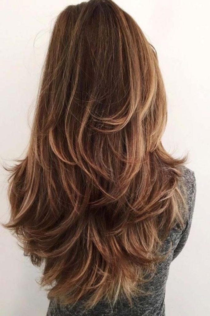 Coupe de cheveux en cascade pour cheveux longs