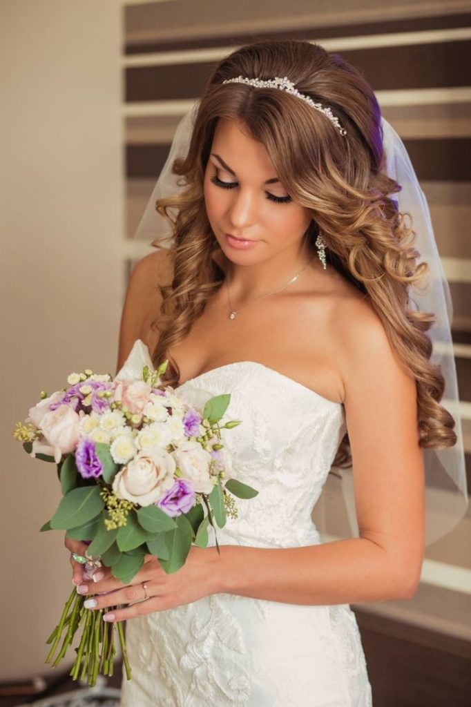(+240 photos) Coiffures de mariage pour cheveux longs avec un voile