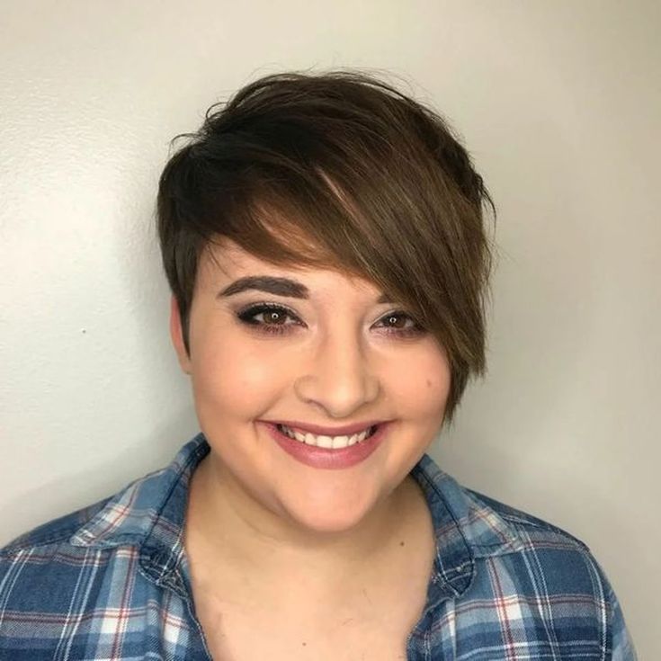 Coupe de cheveux asymétrique pour les filles obèses