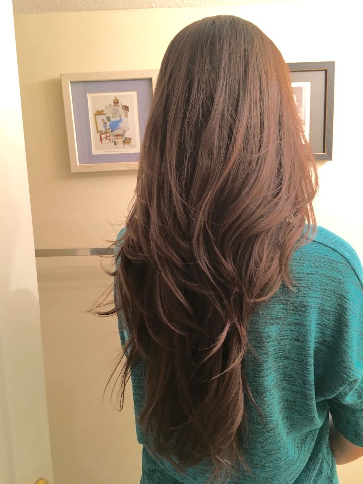 Coupe de cheveux en cascade pour cheveux longs
