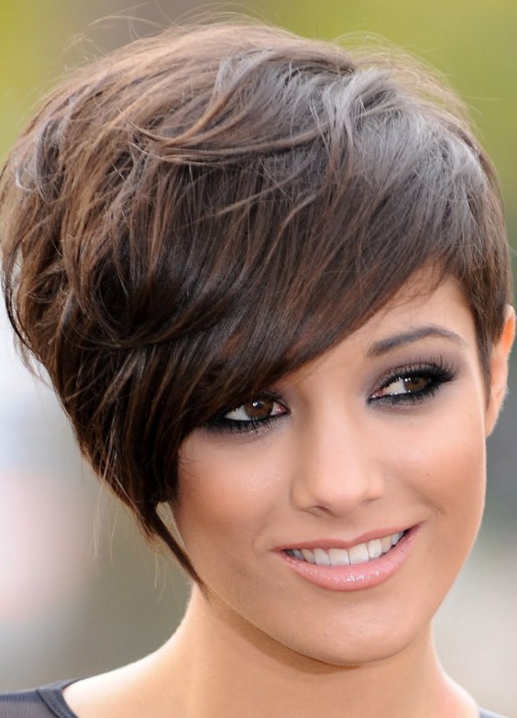 Coupe de cheveux asymétrique pour les filles obèses