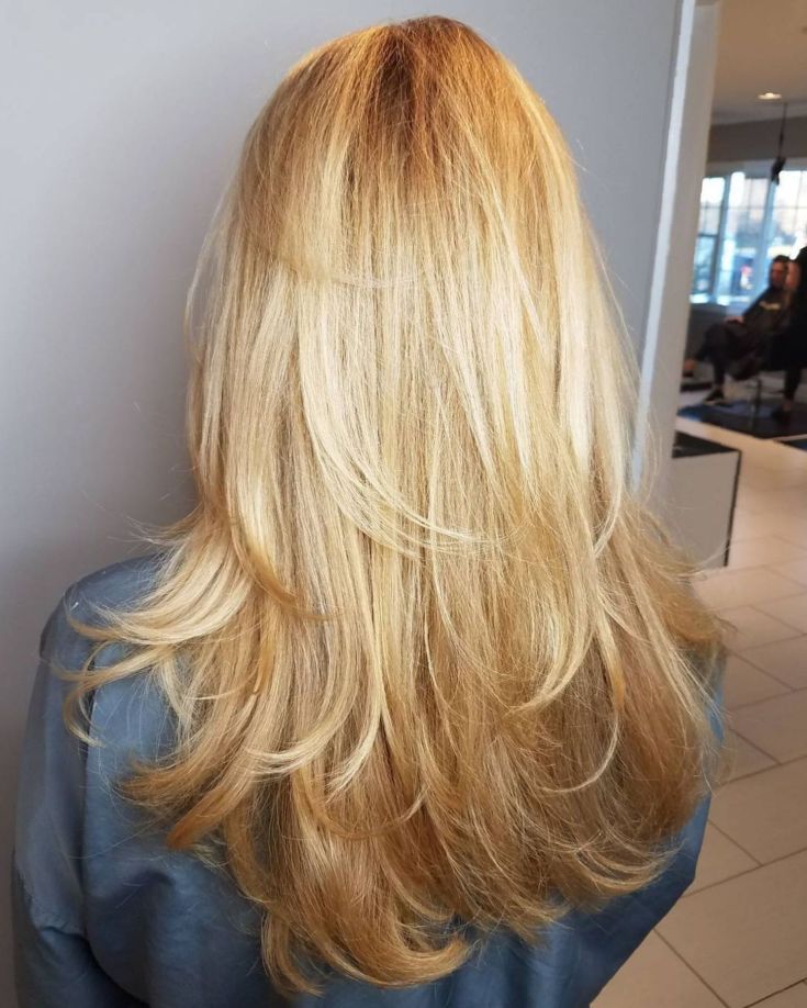 Coupe de cheveux en cascade pour cheveux longs
