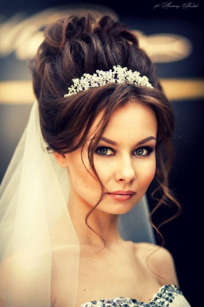 (+240 photos) Coiffures de mariage pour cheveux longs avec un voile