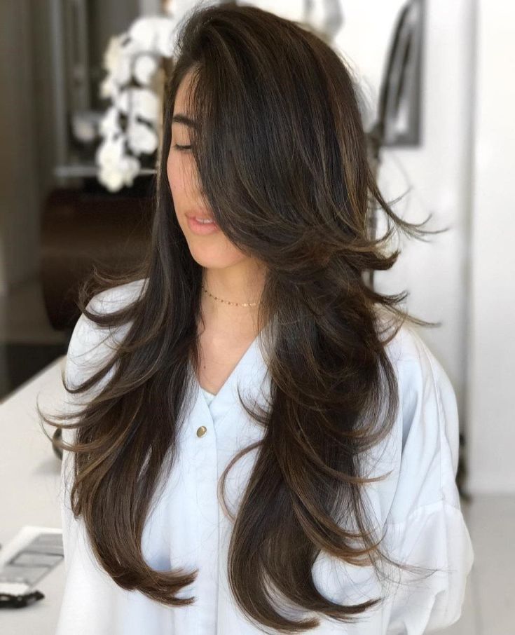 Coupe de cheveux en cascade pour cheveux longs