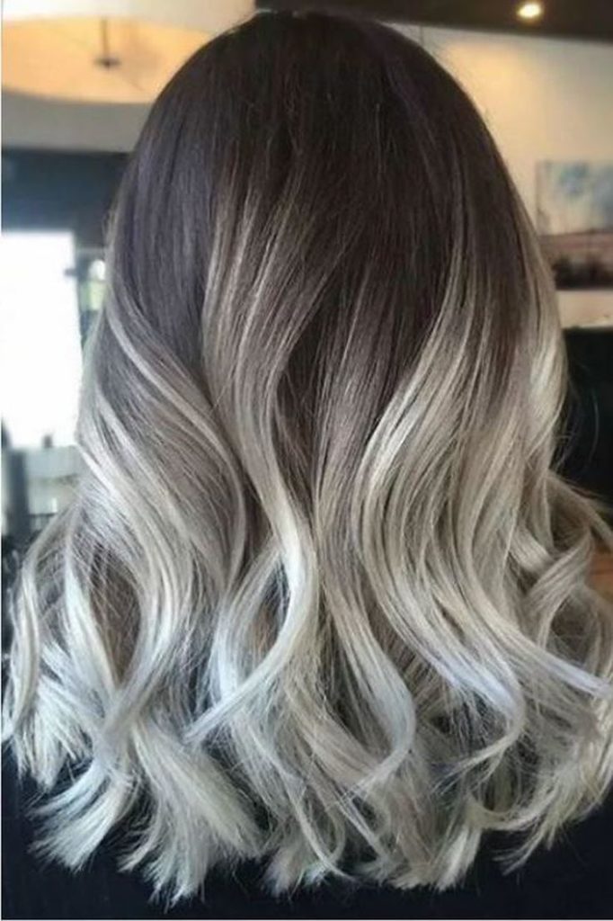 (+180 photos) Shatush sur cheveux foncés de longueur moyenne