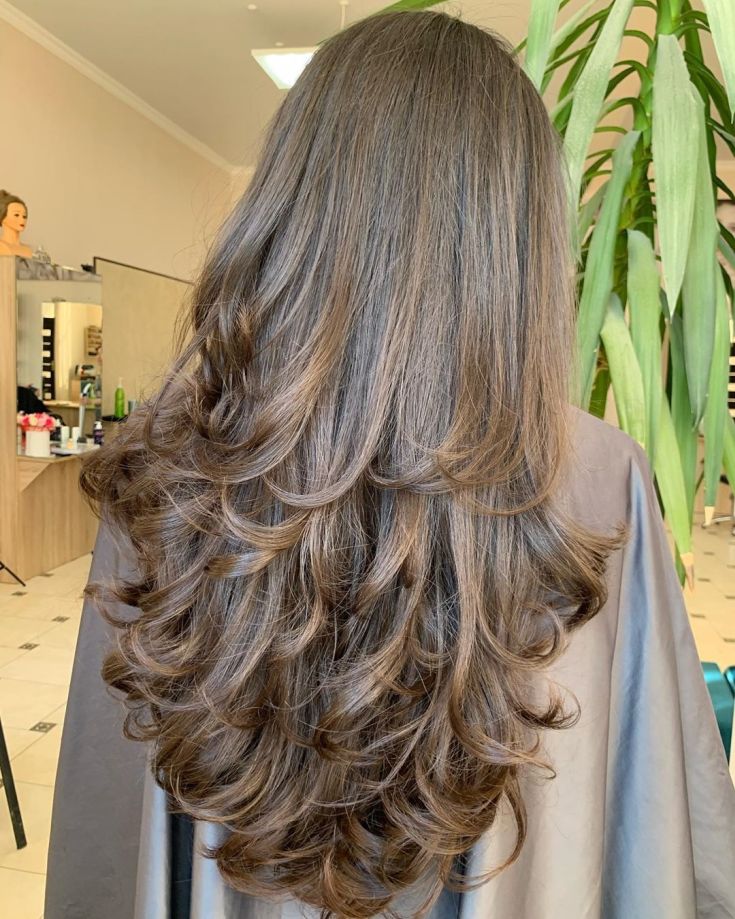 Coupe de cheveux en cascade pour cheveux longs