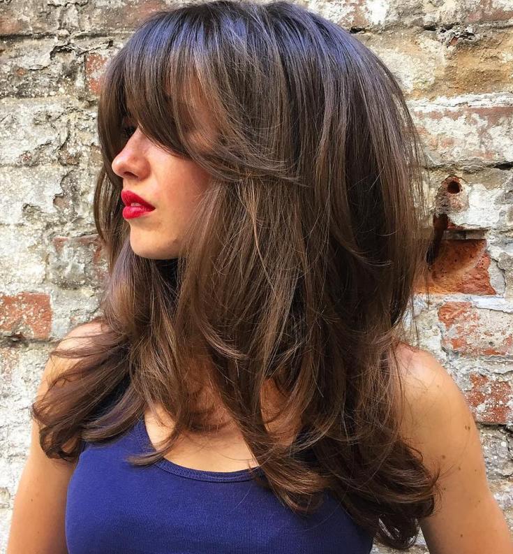 Coupe de cheveux en cascade pour cheveux longs