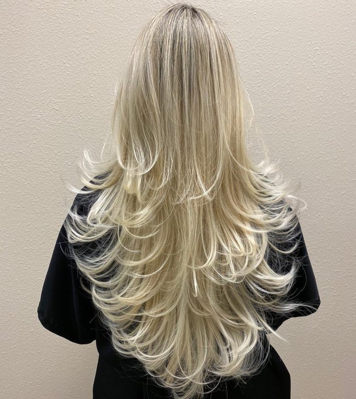 Coupe de cheveux en cascade pour cheveux longs