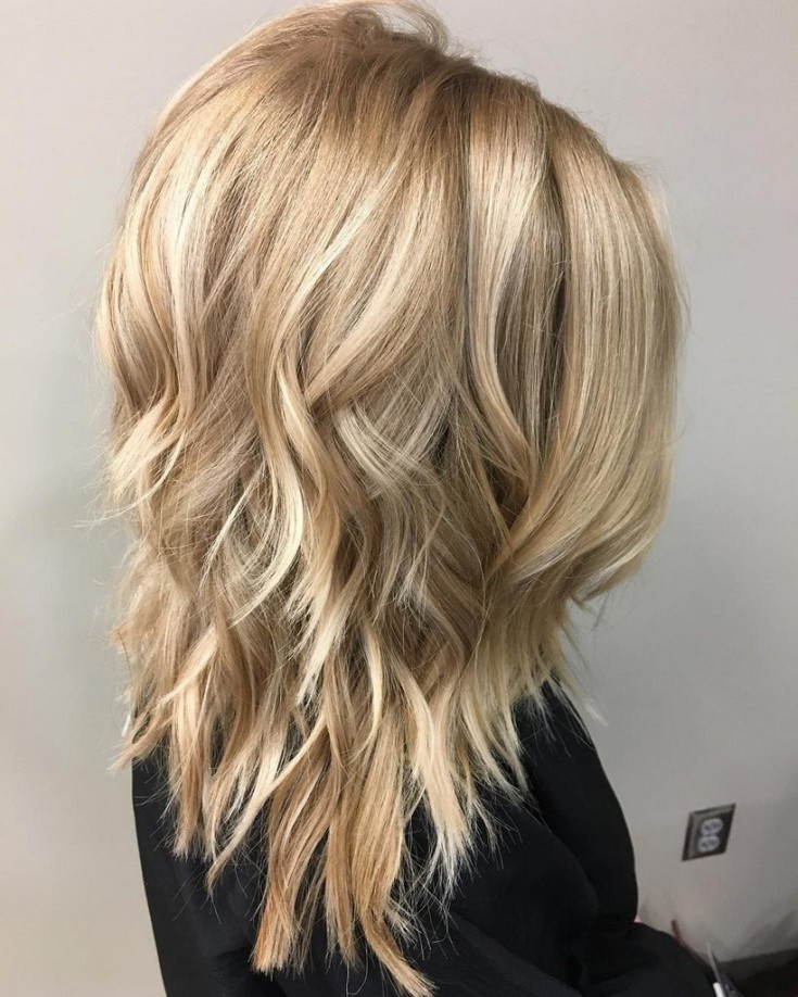 Coupe de cheveux en cascade pour cheveux longs