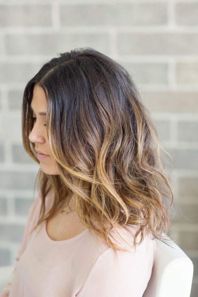 (+180 photos) Shatush sur cheveux foncés de longueur moyenne
