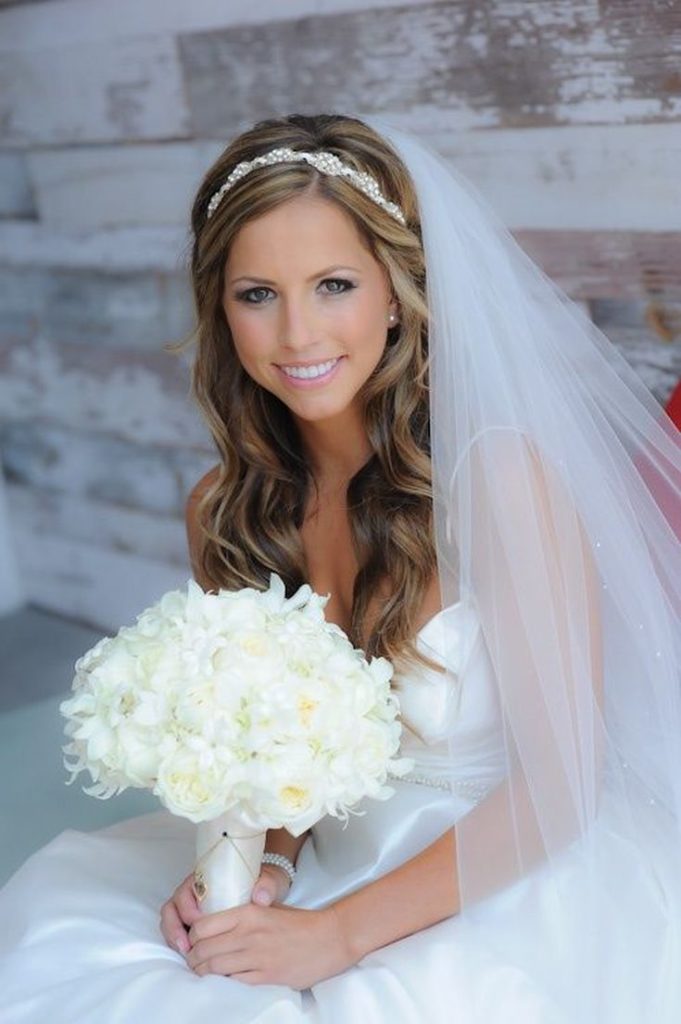 (+240 photos) Coiffures de mariage pour cheveux longs avec un voile