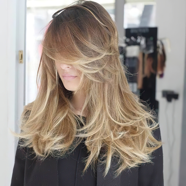 Coupe de cheveux en cascade pour cheveux longs