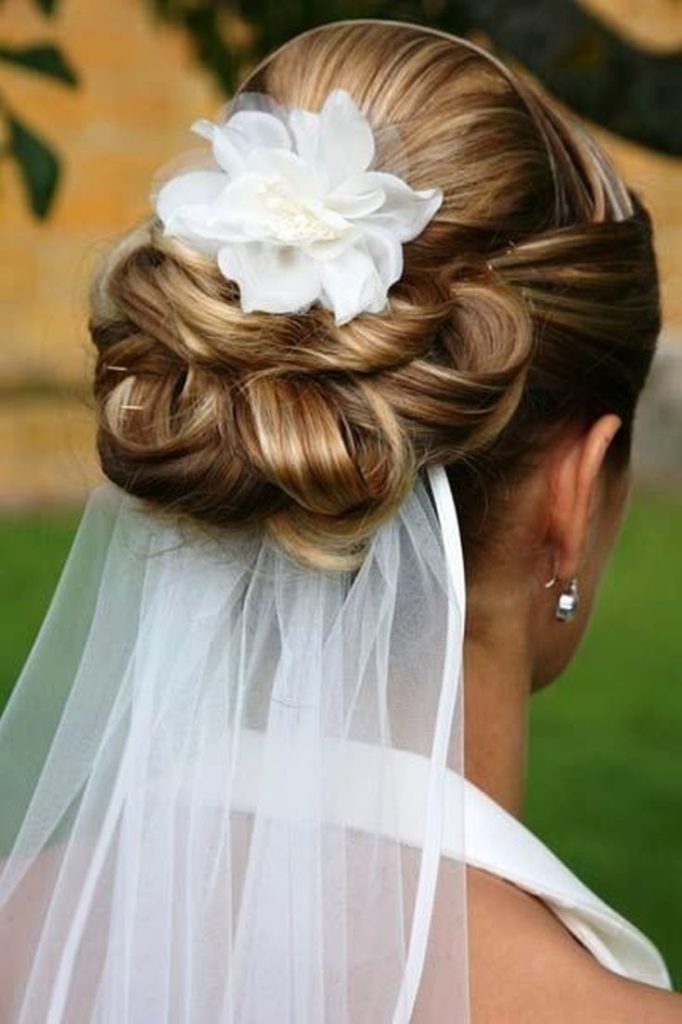 (+240 photos) Coiffures de mariage pour cheveux longs avec un voile